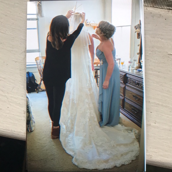 Used wedding dress in perfect condition. Cleaned, pressed, and preserved. - Picture 2 of 16